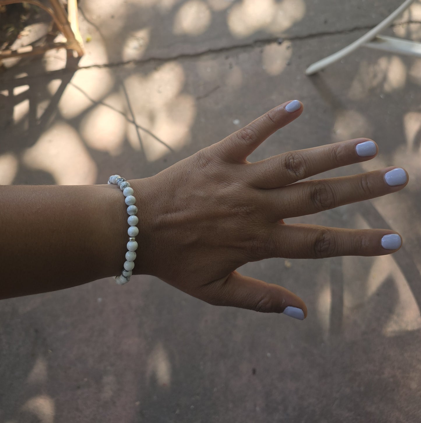 Pulsera elástica Howlita y plata 950