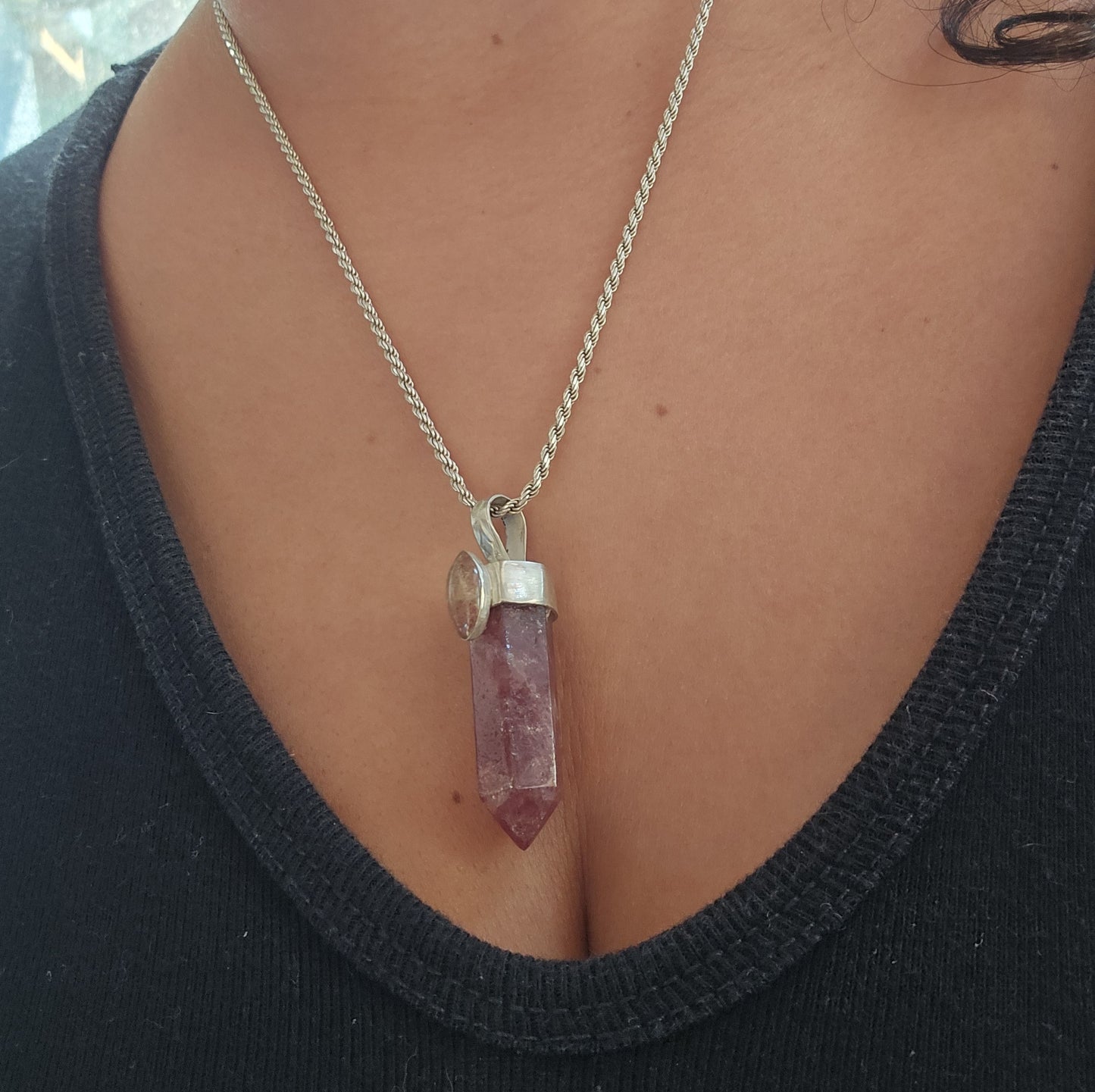 Colgante punta de cuarzo Fresa con cuarzo encapsulado en plata 950