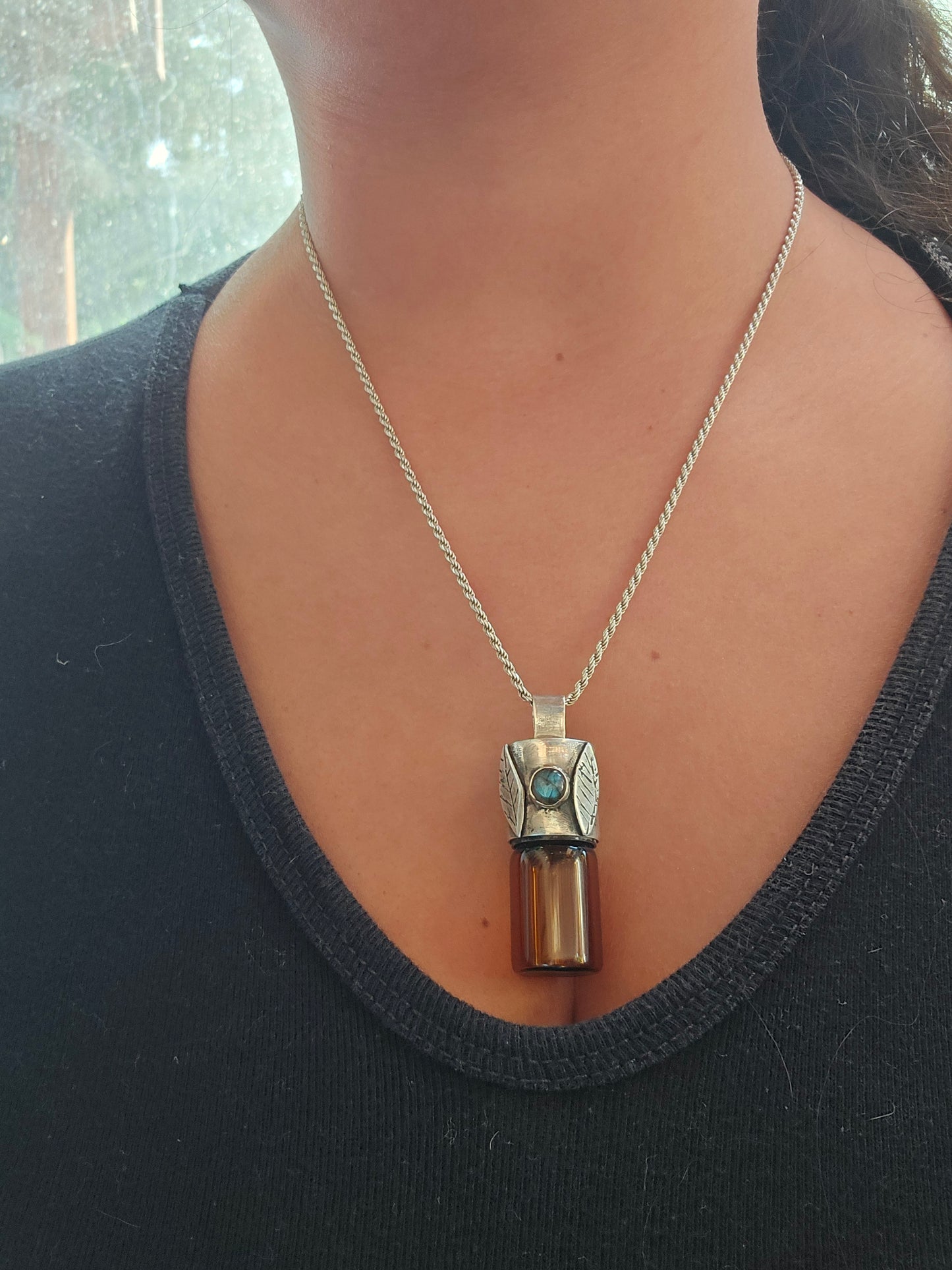 Colgante Botellita de labradorita y plata 950 con hojitas