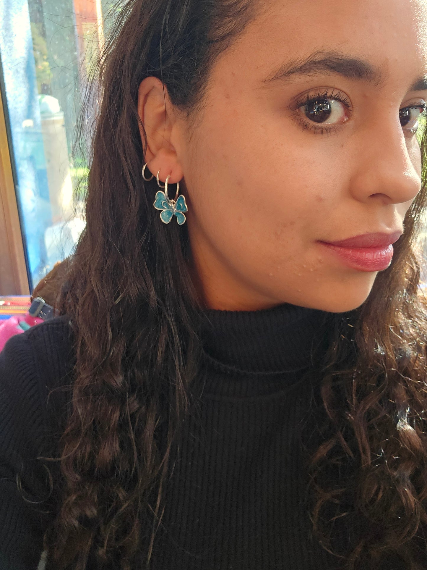 Mariposa Libertad plata 950 argolla con textura pequeña, encapsulada azul