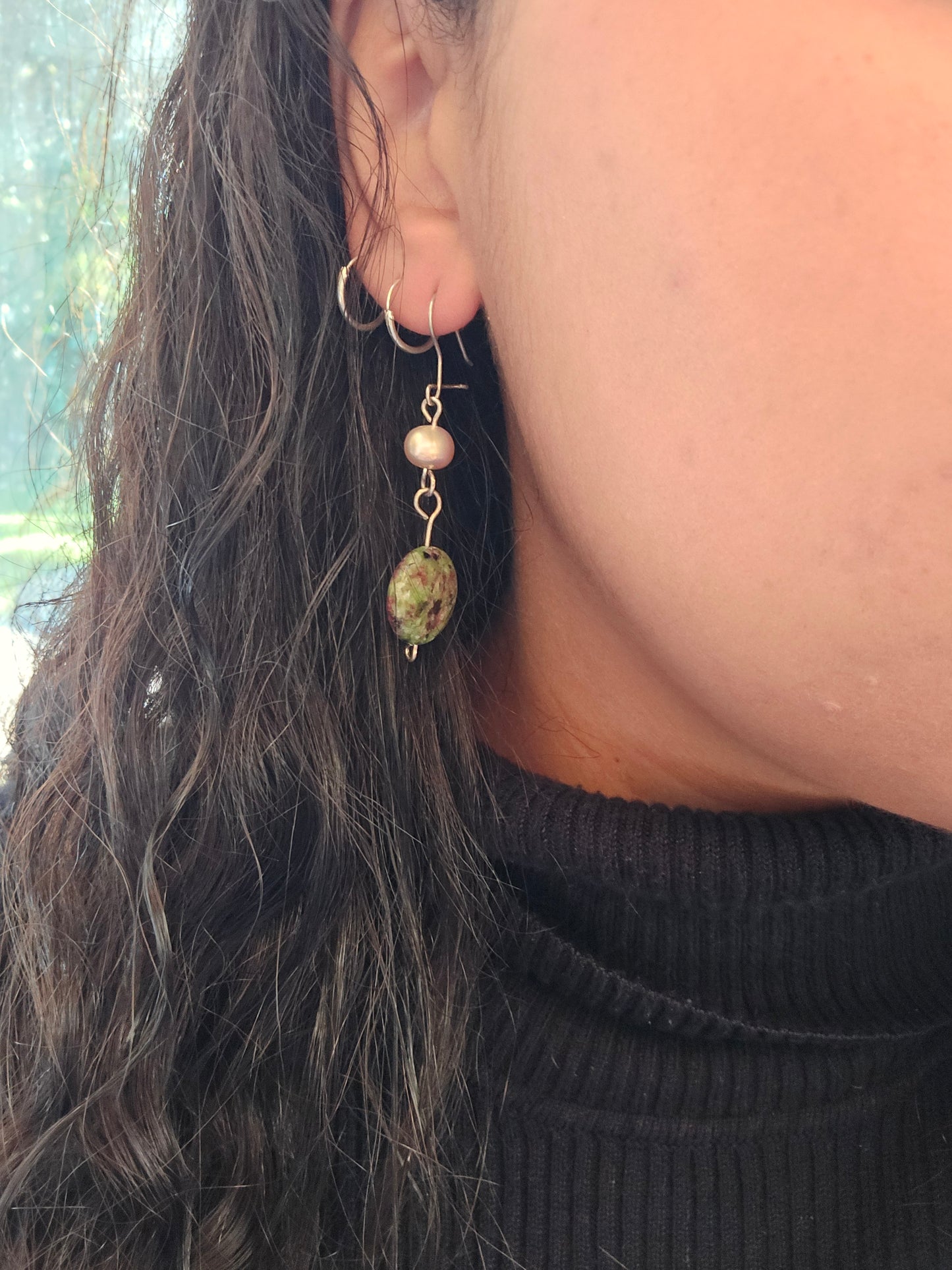 Aros largos Zoisita y perla blanca de río en plata 950