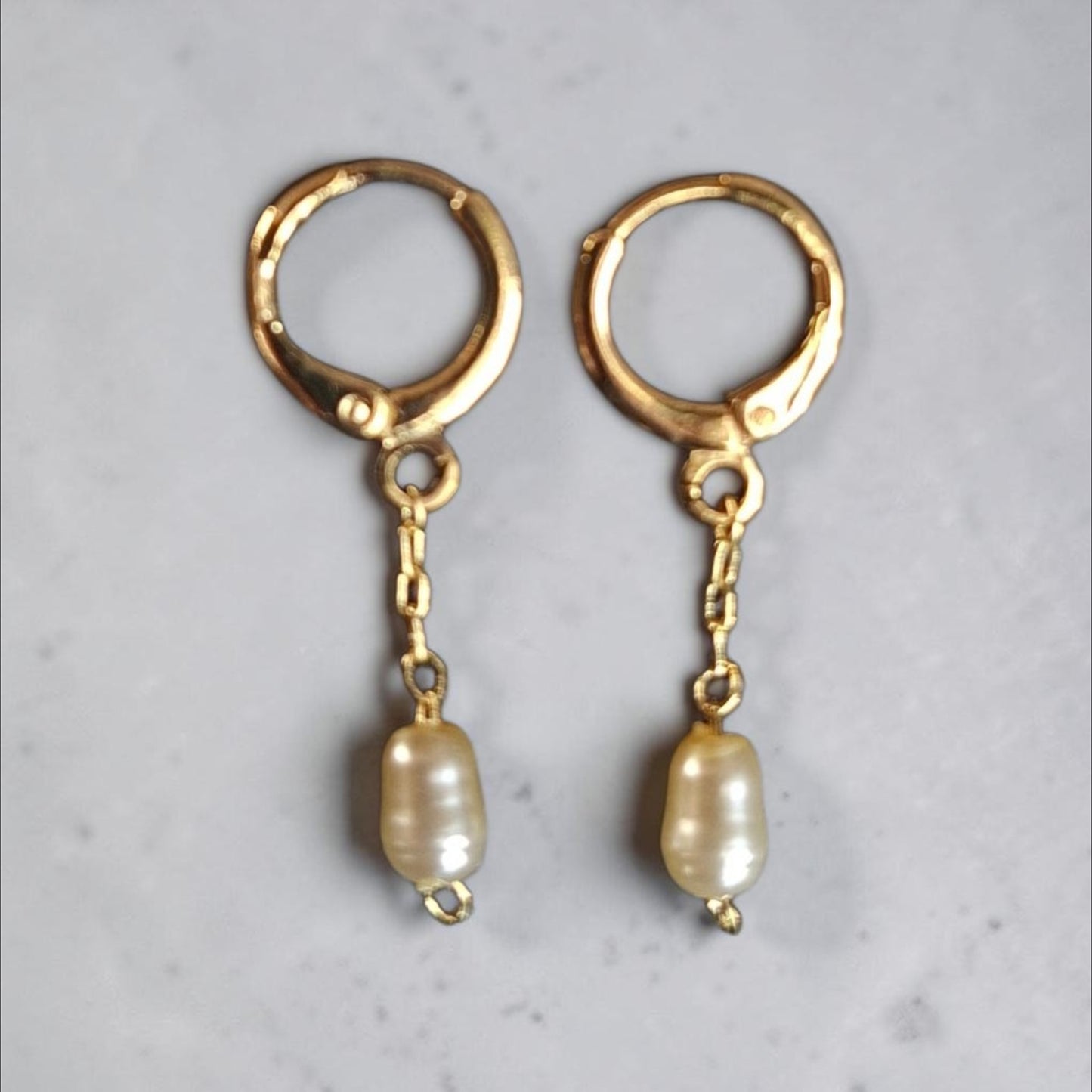 Aros bañados en oro con perla artificial cadena cortos