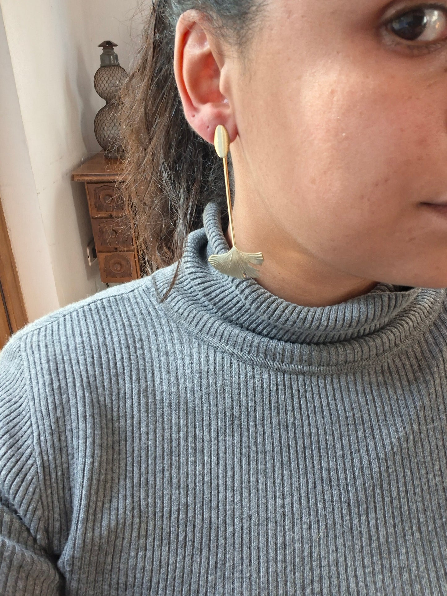 Aros bañados en oro con hoja de Ginkgo largos