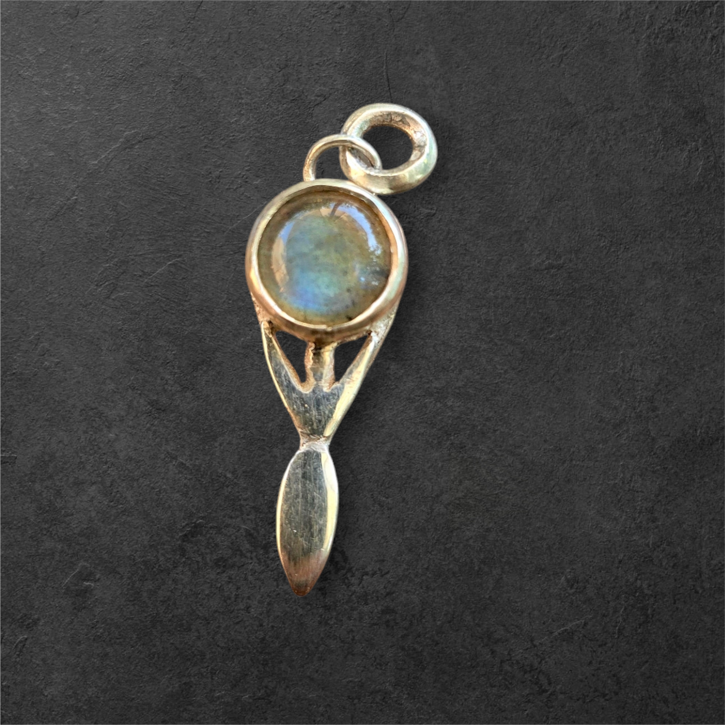 Amuleto Diosa de la abundancia con labradorita