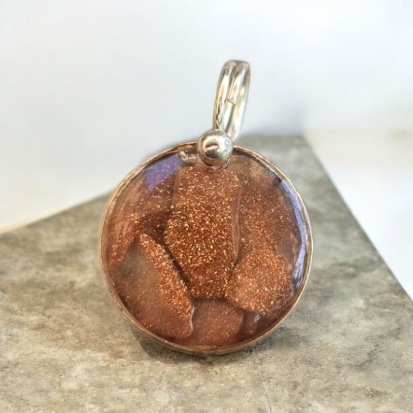 Colgante de plata y piedra sol encapsulada M