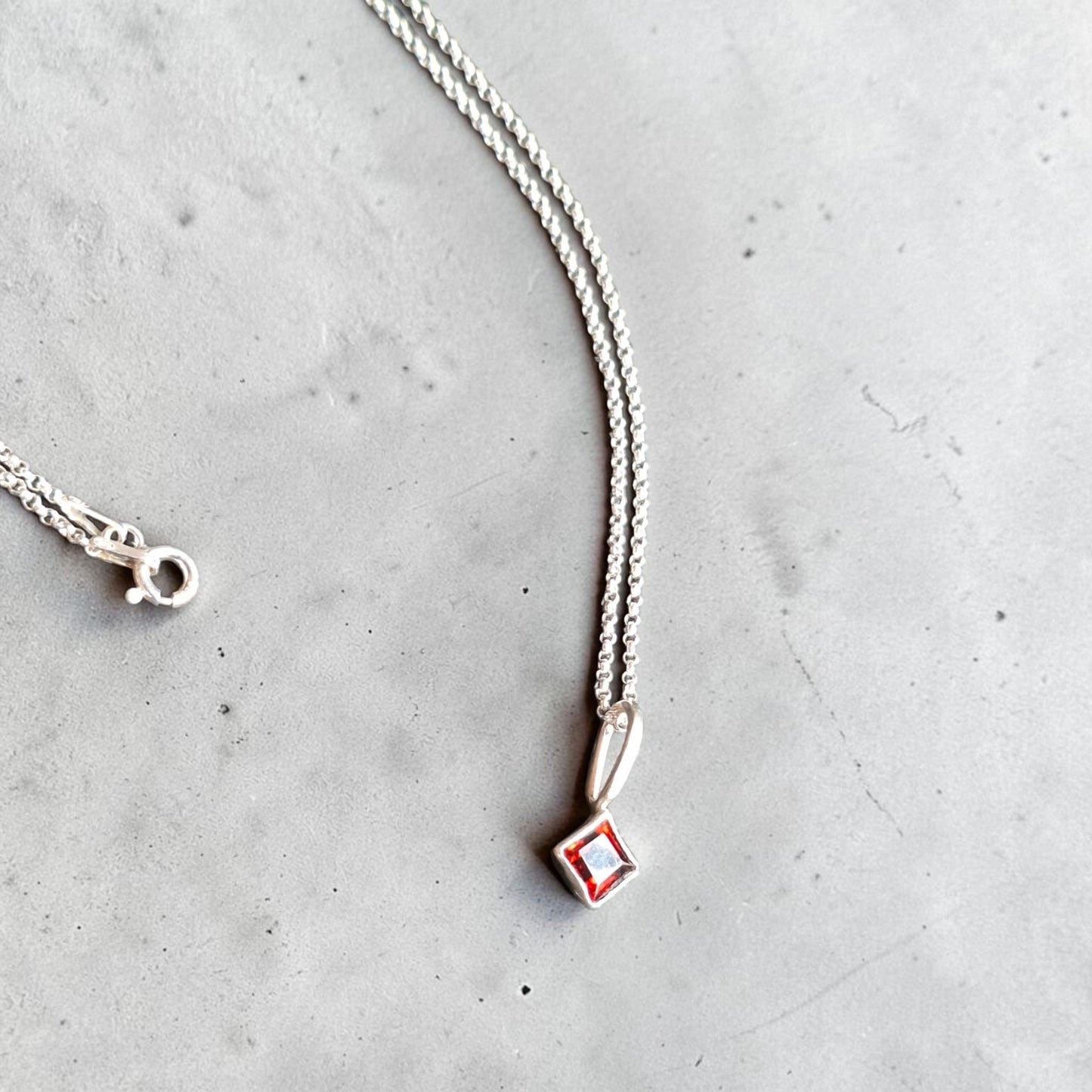 Colgante granate natural cuadrado + cadena plata 950