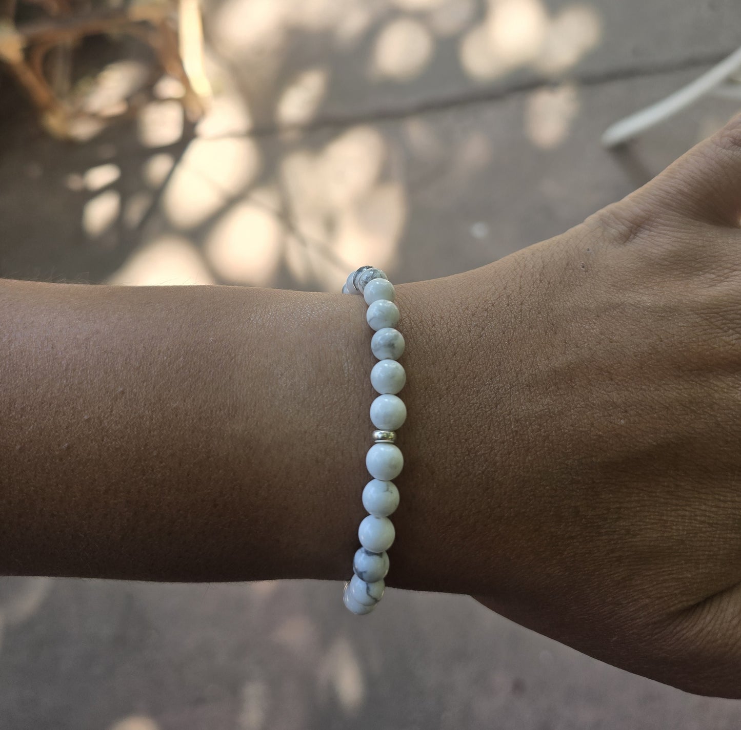 Pulsera elástica Howlita y plata 950