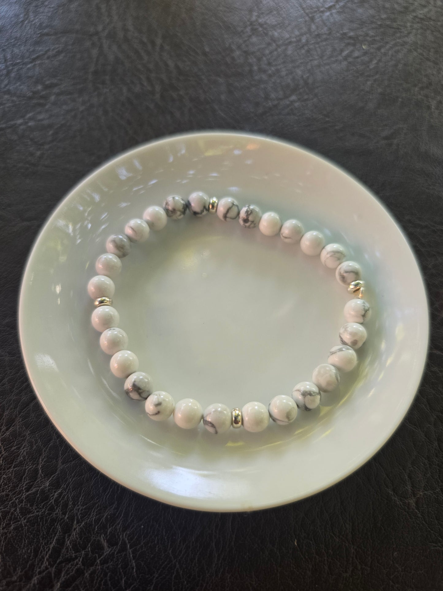 Pulsera elástica Howlita y plata 950