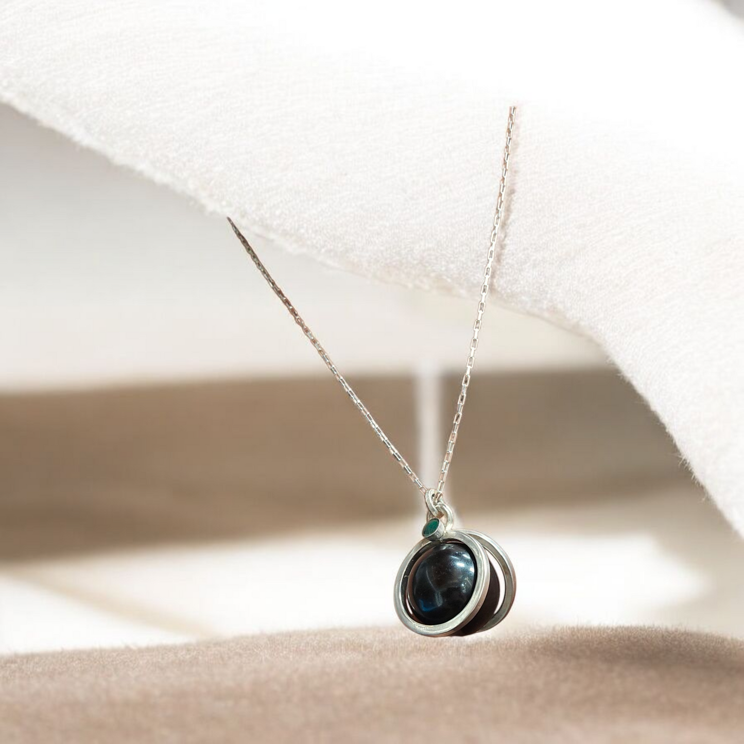 Colgante esfera antiestrés de Onix y Malaquita en plata 950