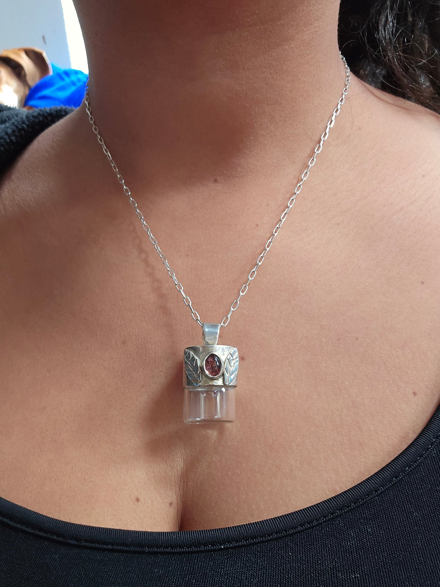 Colgante Botellita de granate y plata 950 con hojitas