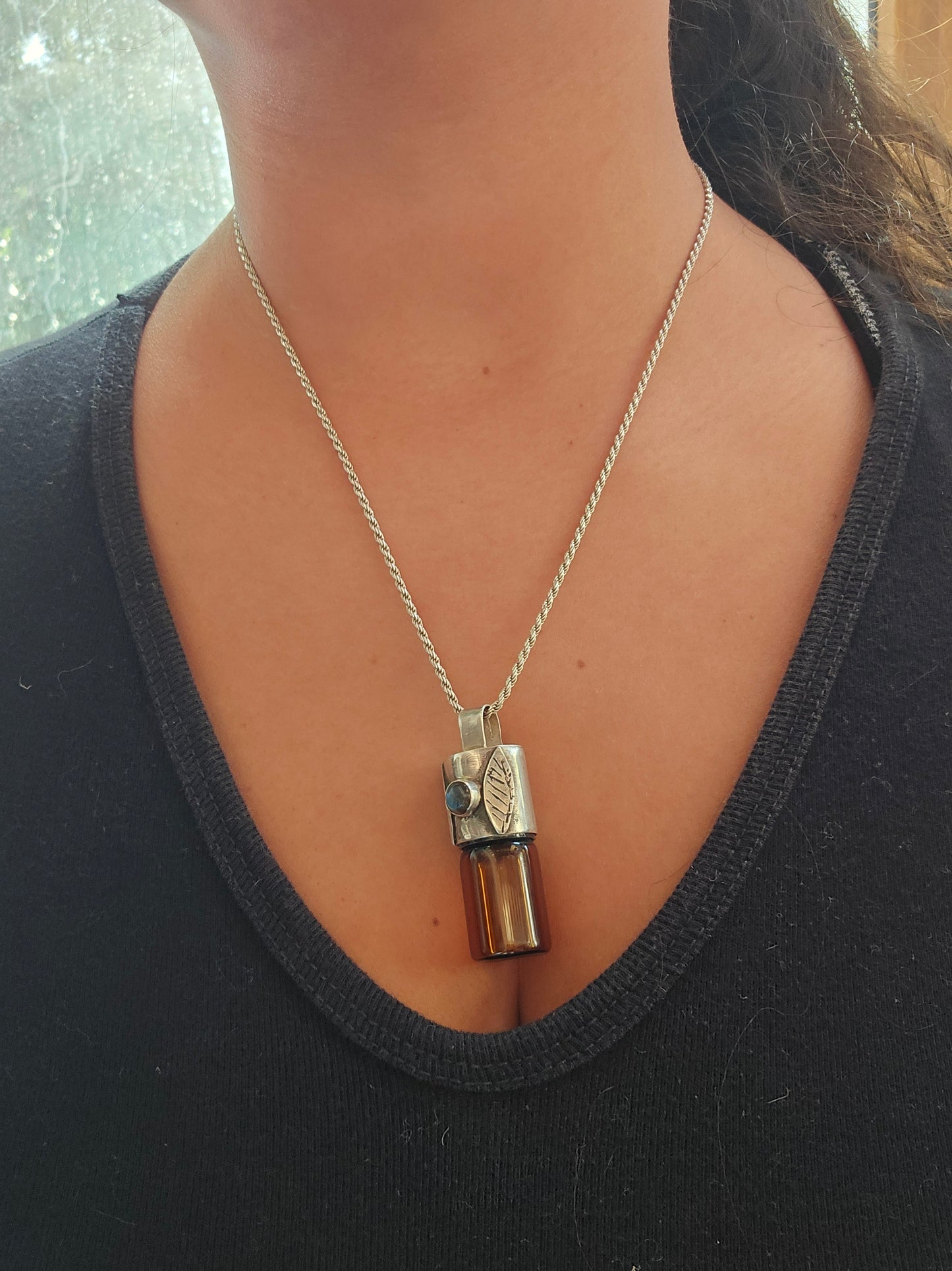 Colgante Botellita de labradorita y plata 950 con hojitas