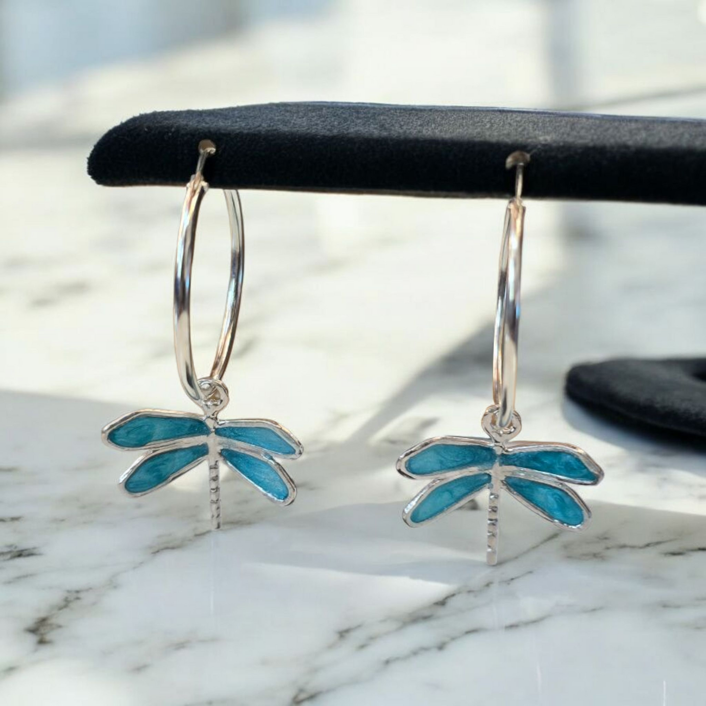 Libélula plata 950 argolla mediana encapsulada azul