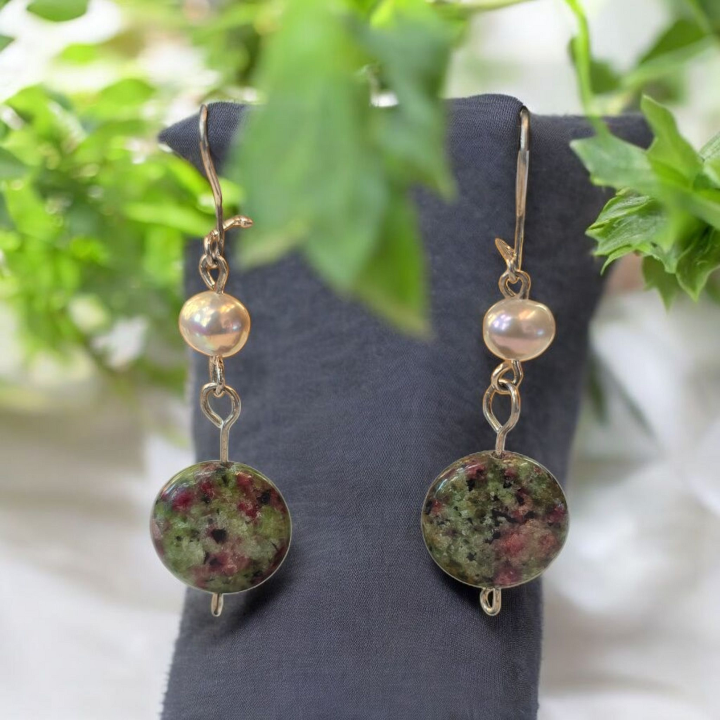 Aros largos Zoisita y perla blanca de río en plata 950