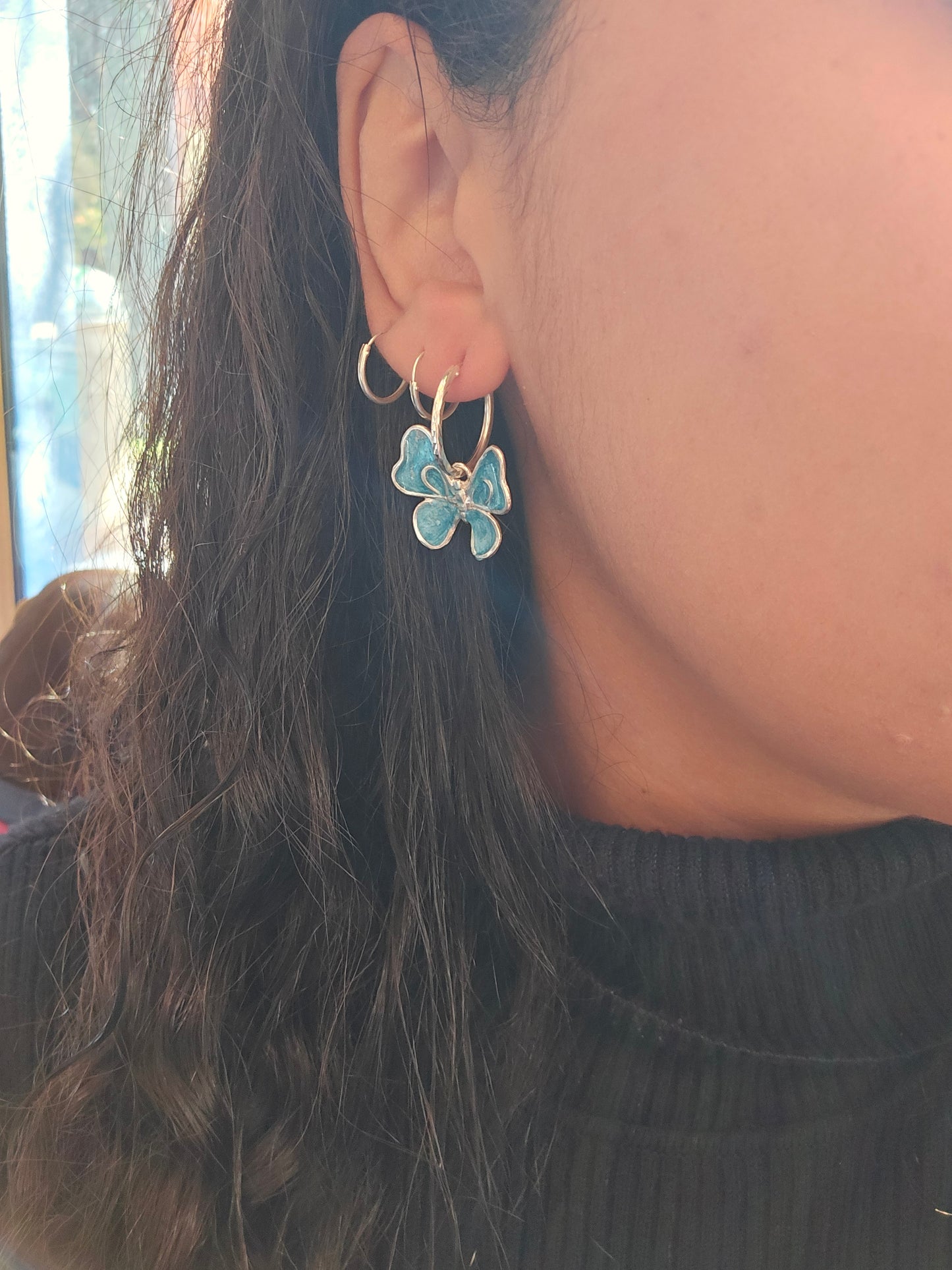 Mariposa Libertad plata 950 argolla con textura pequeña, encapsulada azul