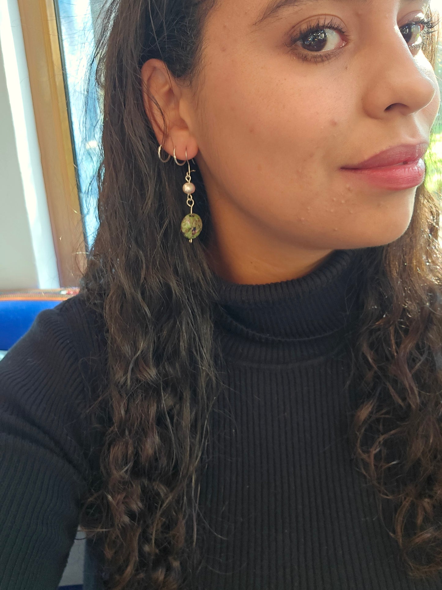 Aros largos Zoisita y perla blanca de río en plata 950