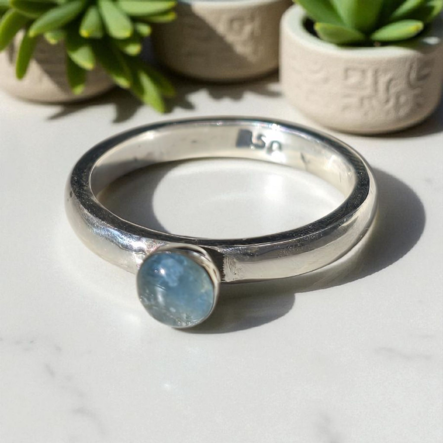 Anillo pequeño talla 12,5 colección Mar, Celestina encapsulada en plata 950