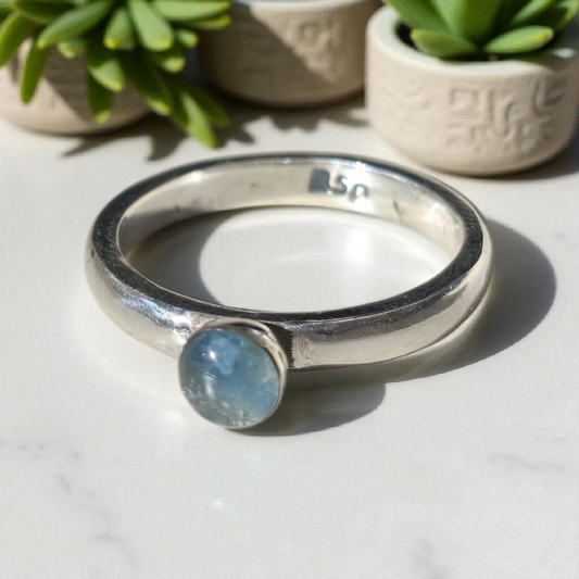 Anillo pequeño talla 12,5 colección Mar, Celestina encapsulada en plata 950