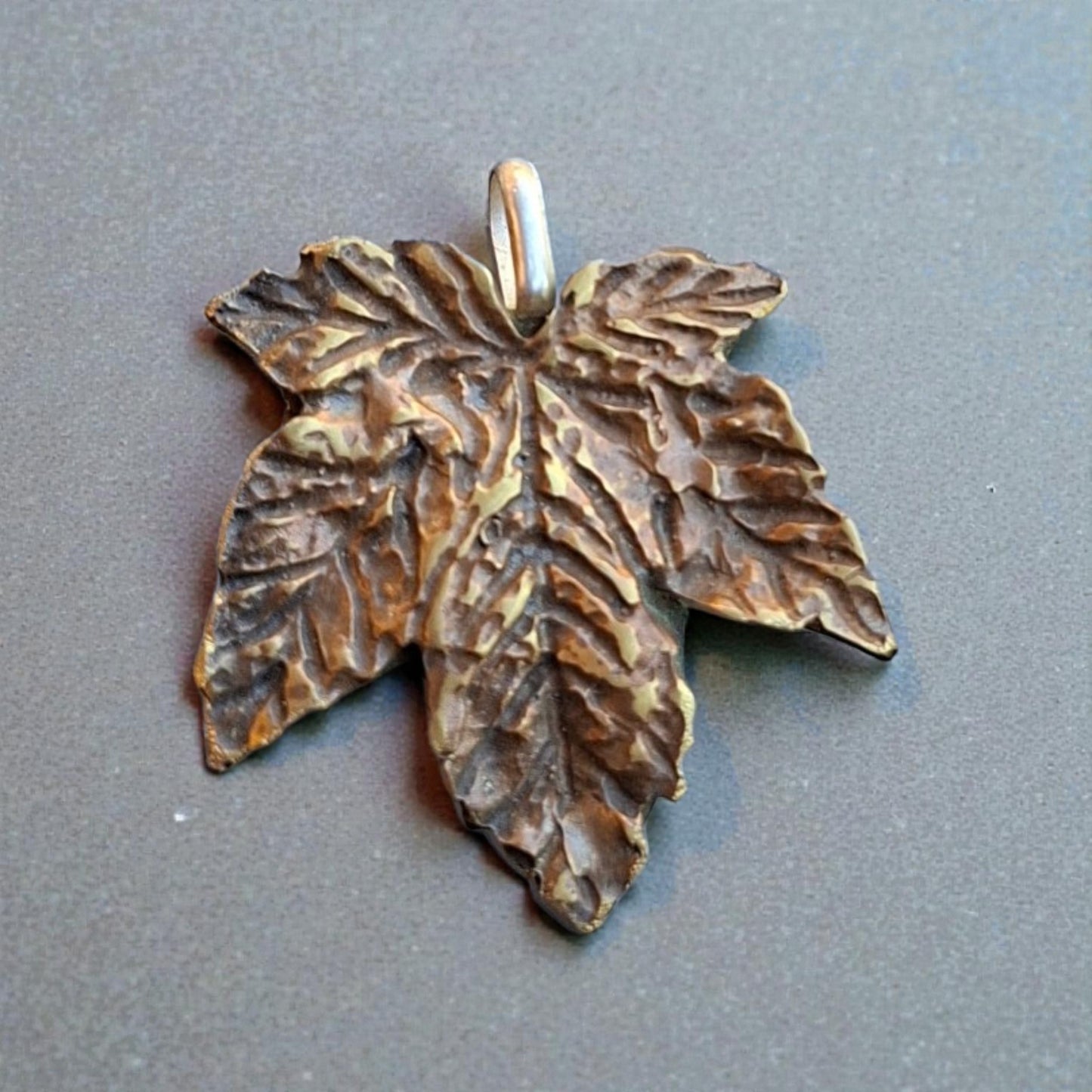 Colgante hoja bronce y plata grande