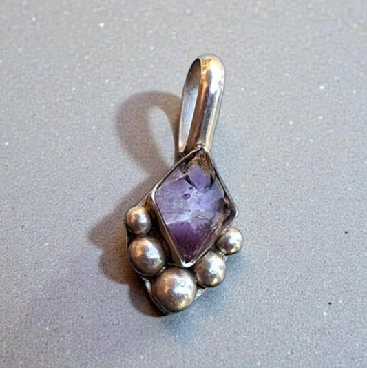 Colgante diamante y puntos amatista encapsulada y plata 950