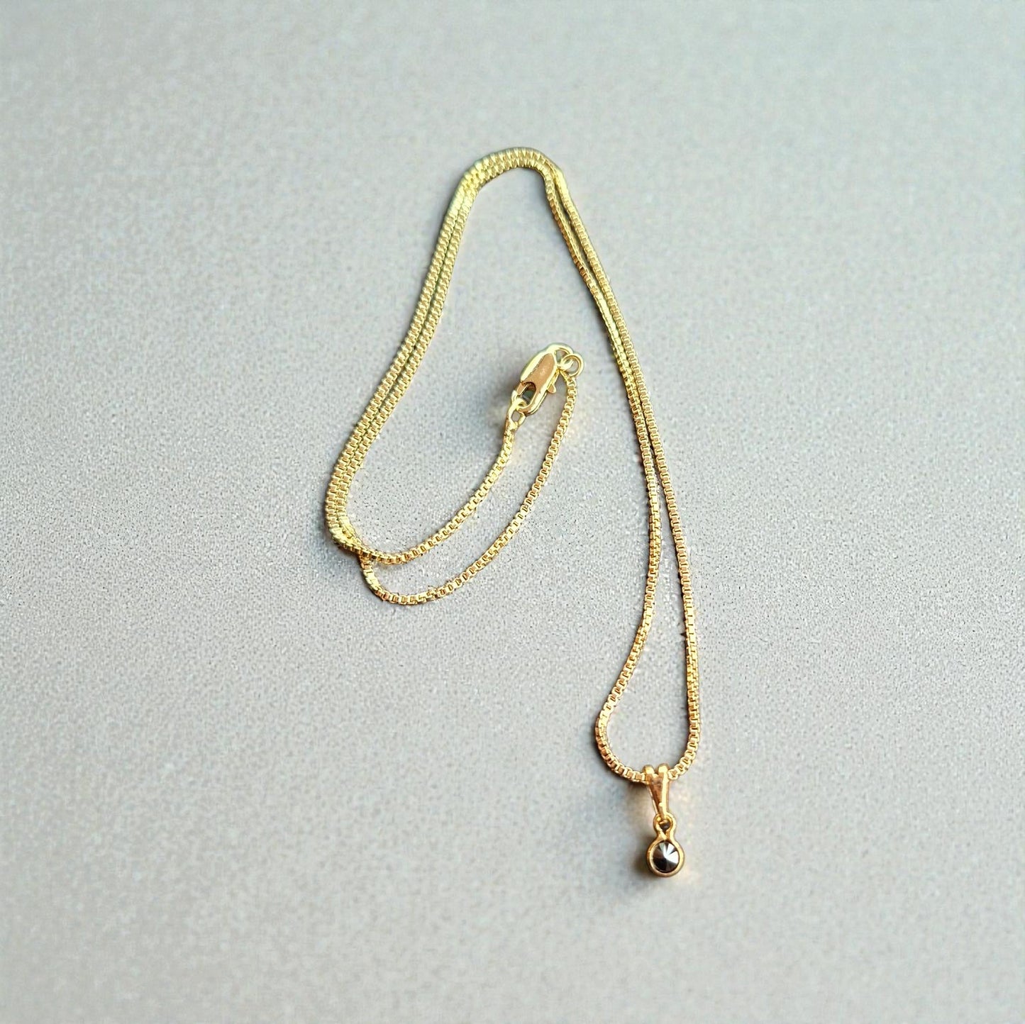 Colgante Punto negro baño en oro + Cadena