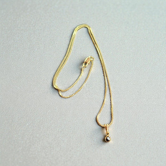 Colgante Punto negro baño en oro + Cadena