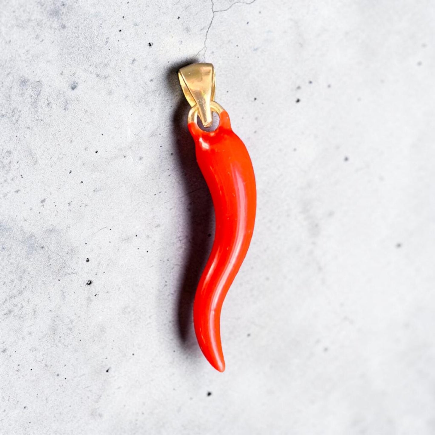 Colgante ají rojo con baño en oro + cadena baño en oro