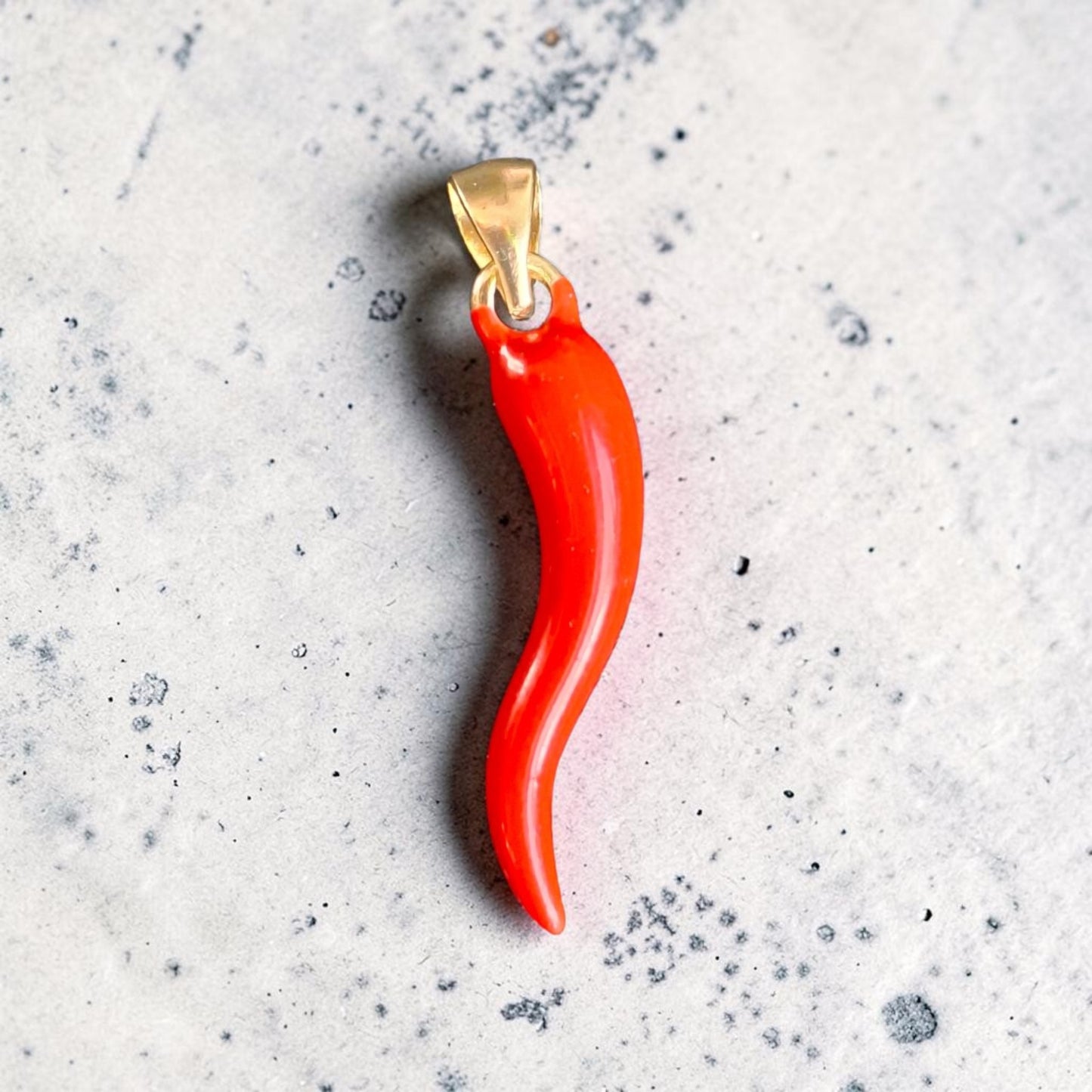Colgante ají rojo con baño en oro + cadena baño en oro