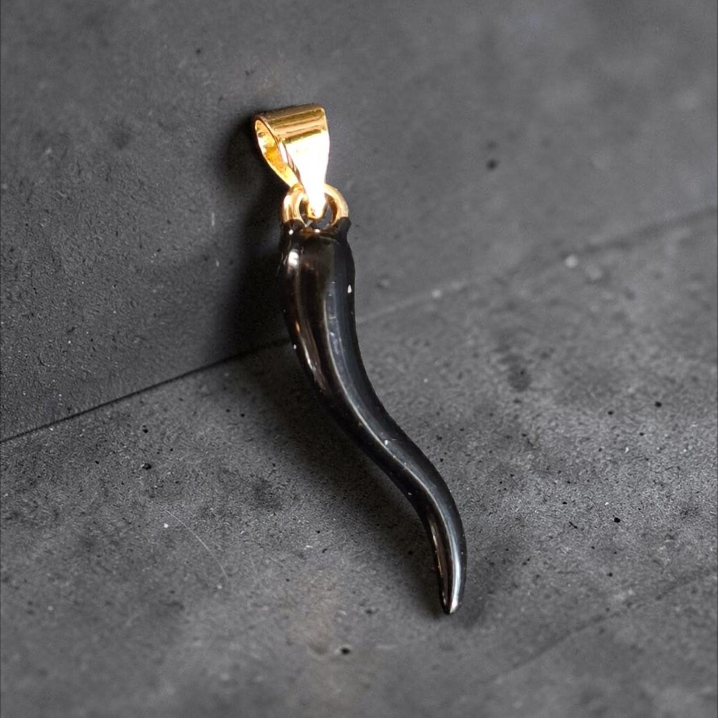 Colgante ají negro con baño en oro + cadena baño en oro