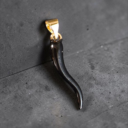 Colgante ají negro con baño en oro + cadena baño en oro