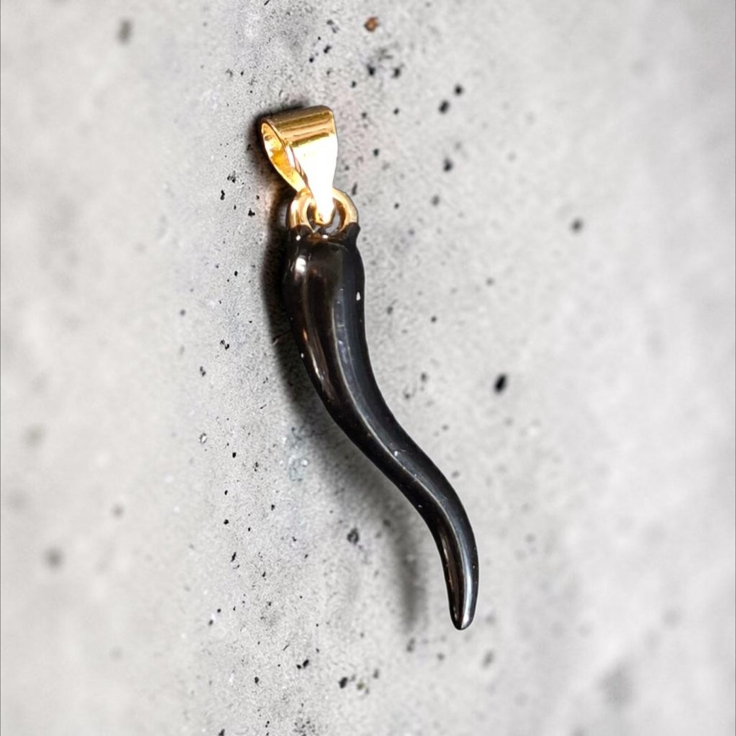 Colgante ají negro con baño en oro + cadena baño en oro