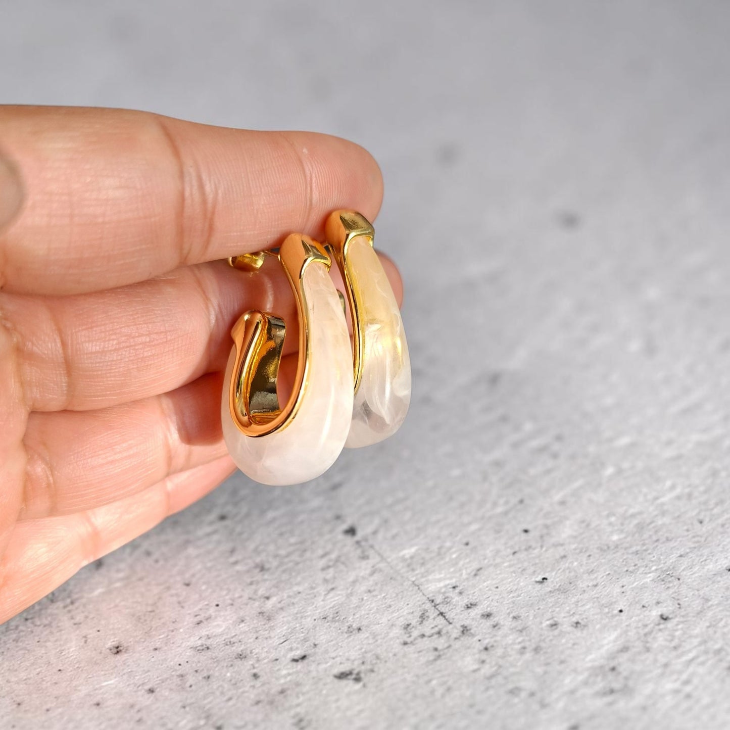 Aros baño en oro y resina blancos