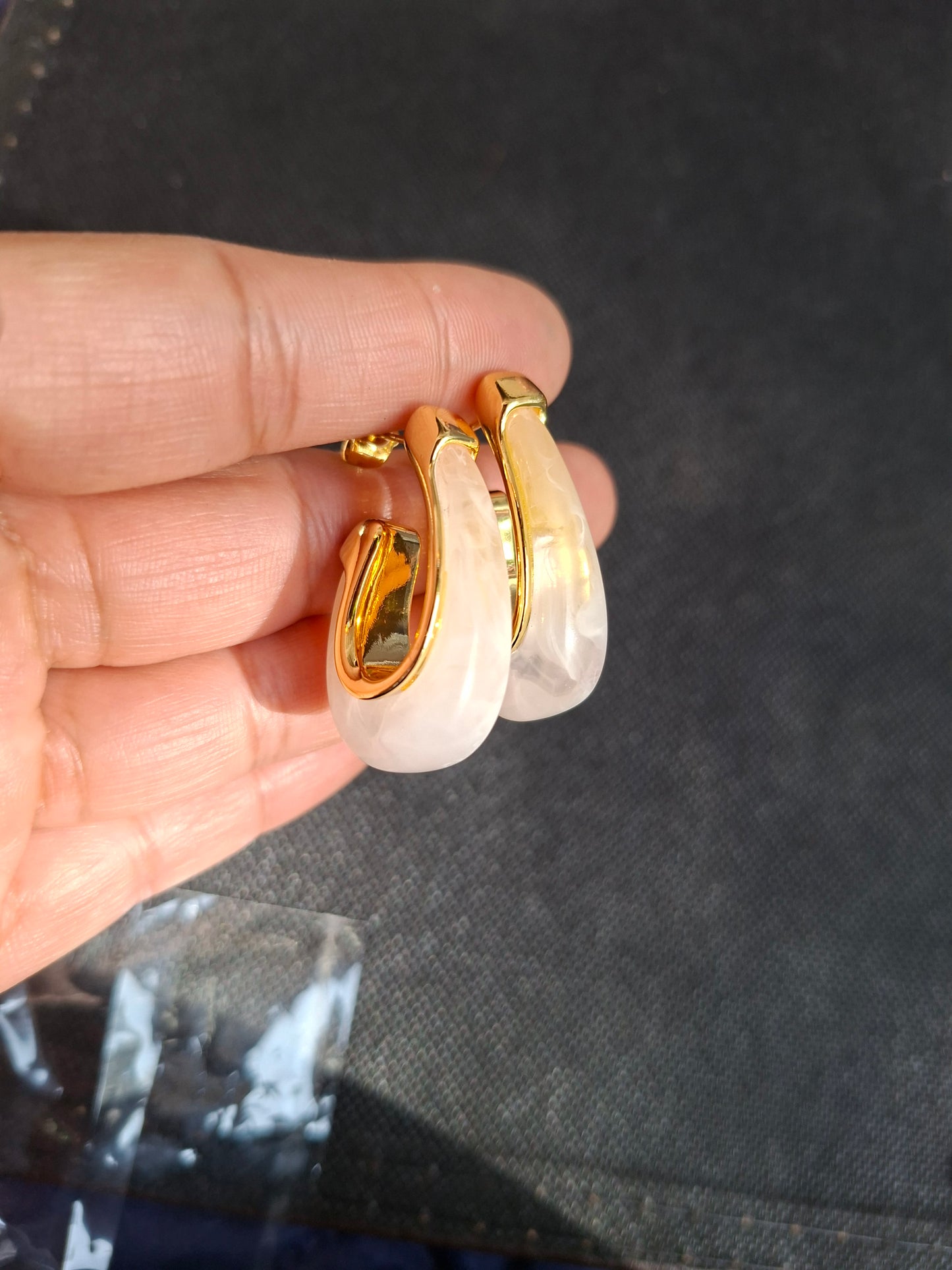 Aros baño en oro y resina blancos