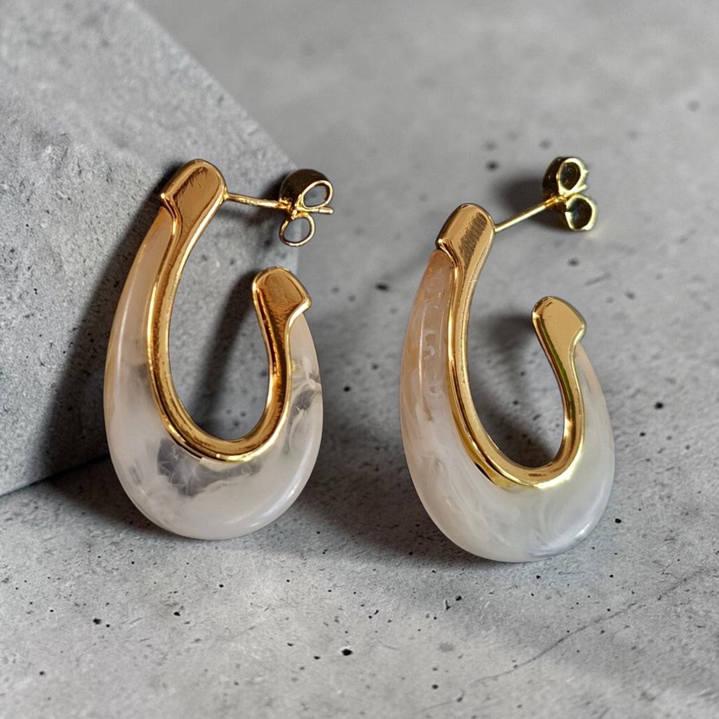 Aros baño en oro y resina blancos