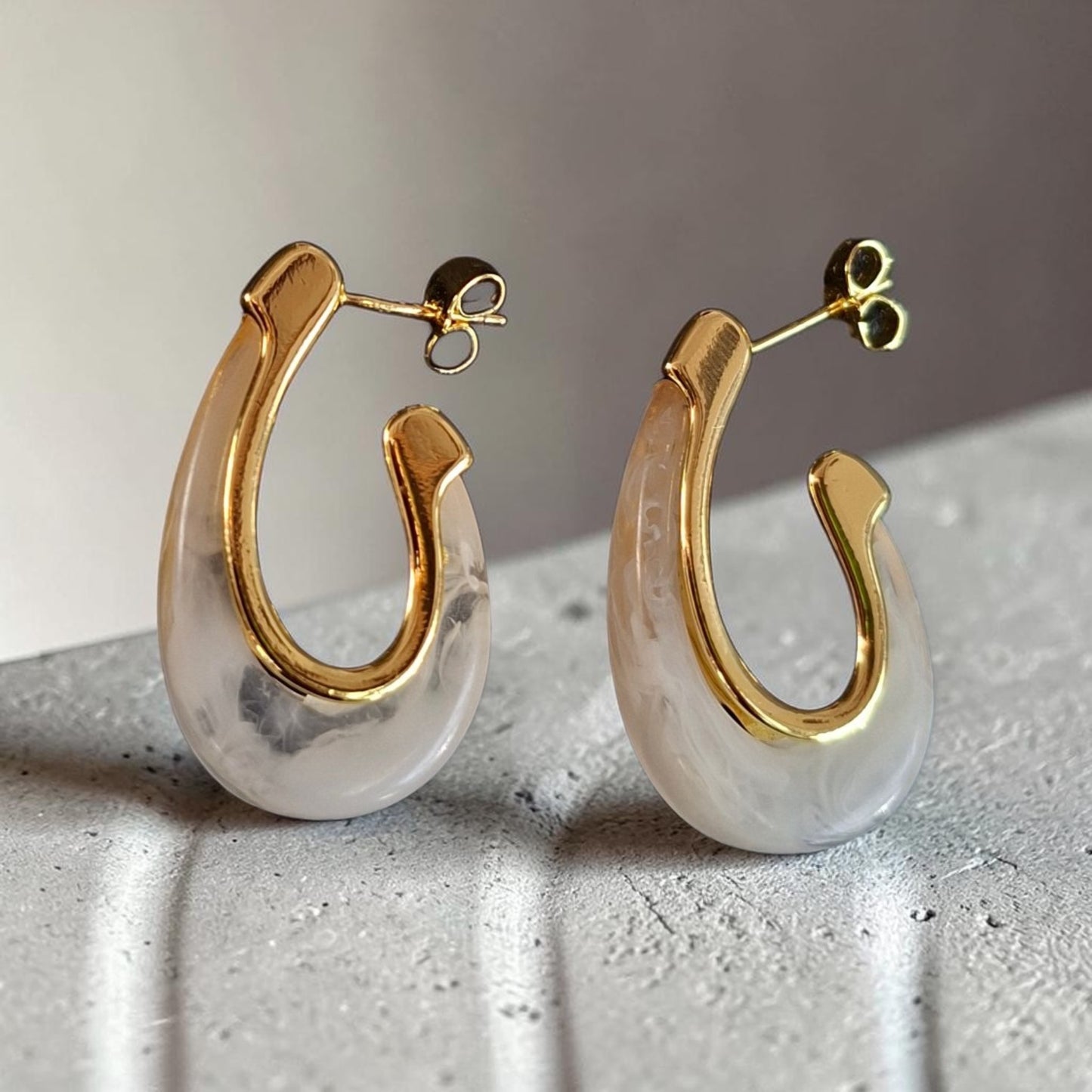 Aros baño en oro y resina blancos