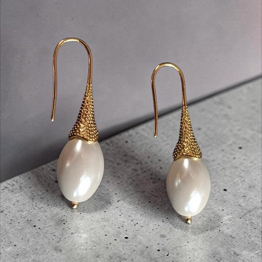 Aros colgantes perla Shell pequeños gota baño en oro