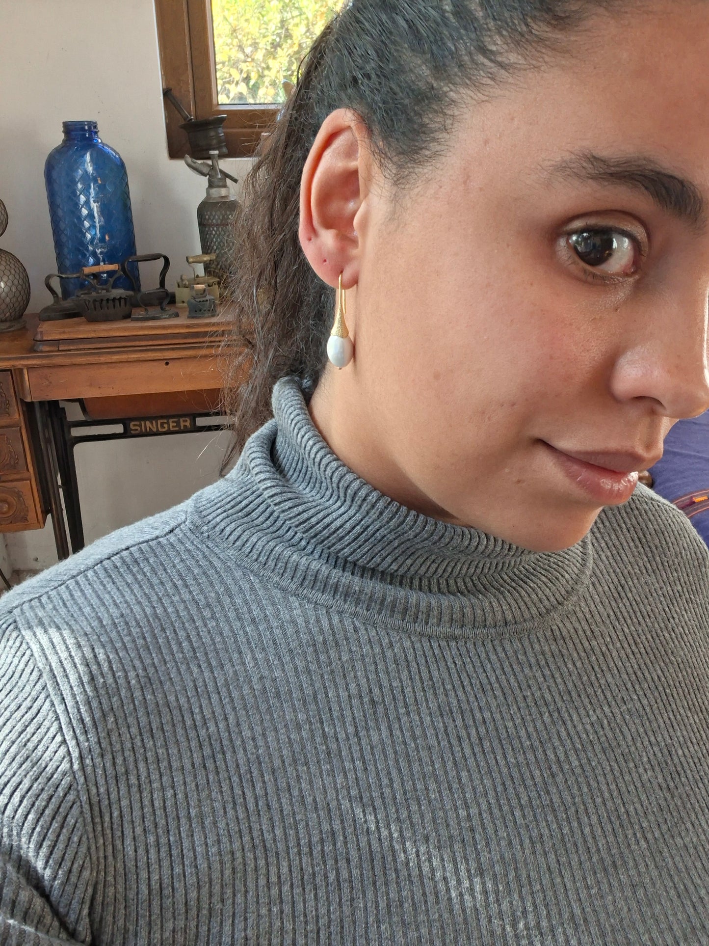 Aros colgantes perla Shell pequeños gota baño en oro