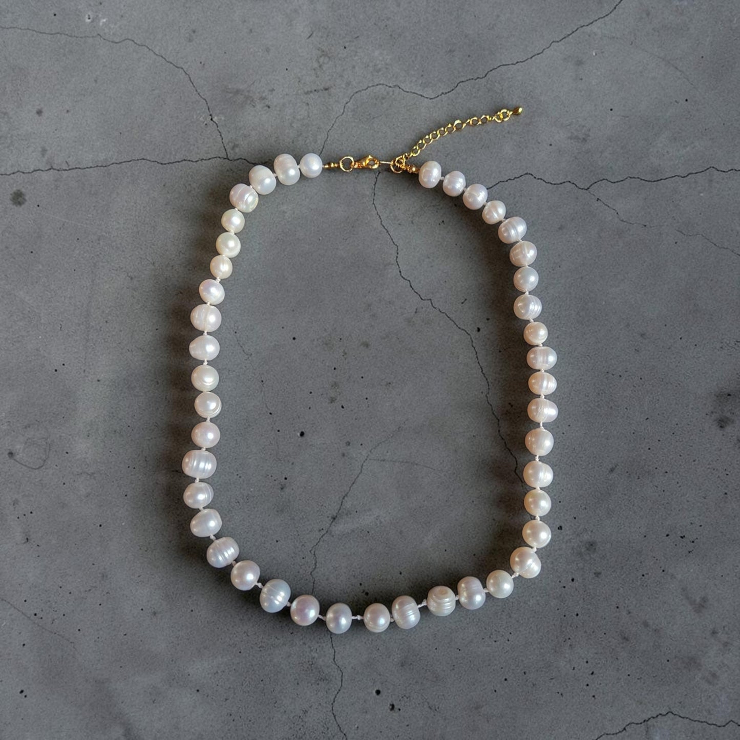 Collar de perla natural grande con herrajes bañados en oro