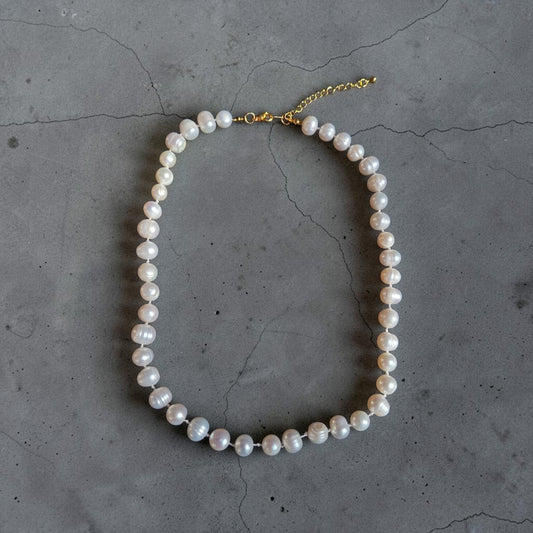 Collar de perla natural grande con herrajes bañados en oro