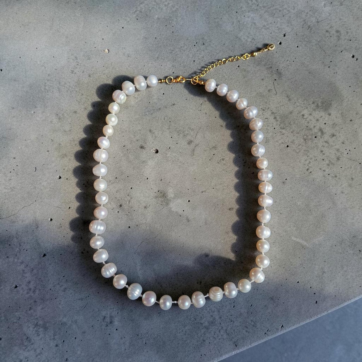 Collar de perla natural grande con herrajes bañados en oro