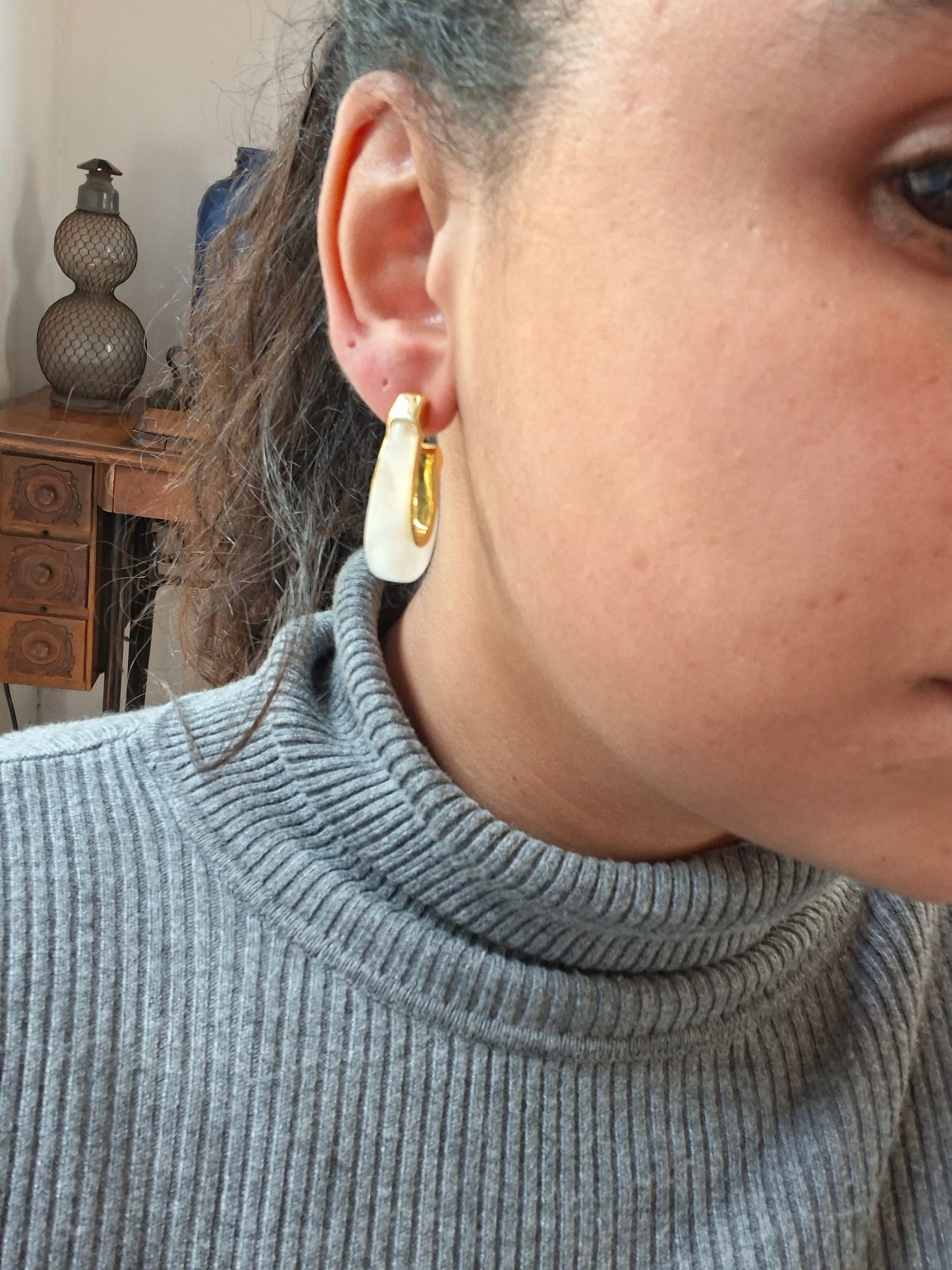 Aros baño en oro y resina blancos