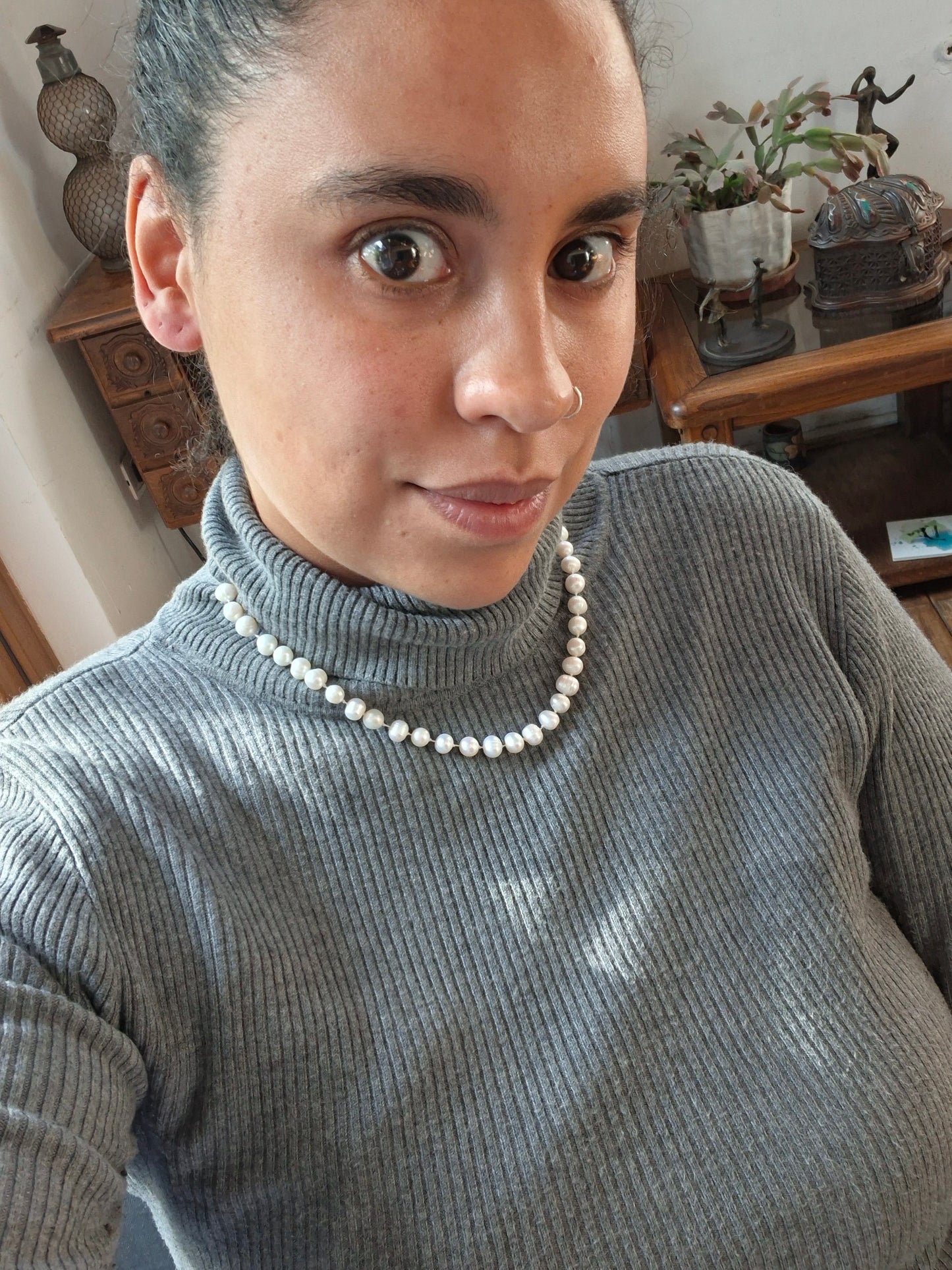 Collar de perla natural grande con herrajes bañados en oro