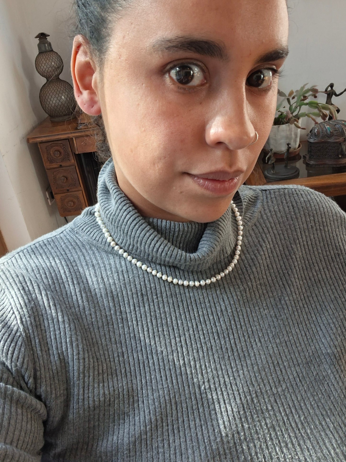 Collar de perla natural pequeña con herrajes bañados en oro