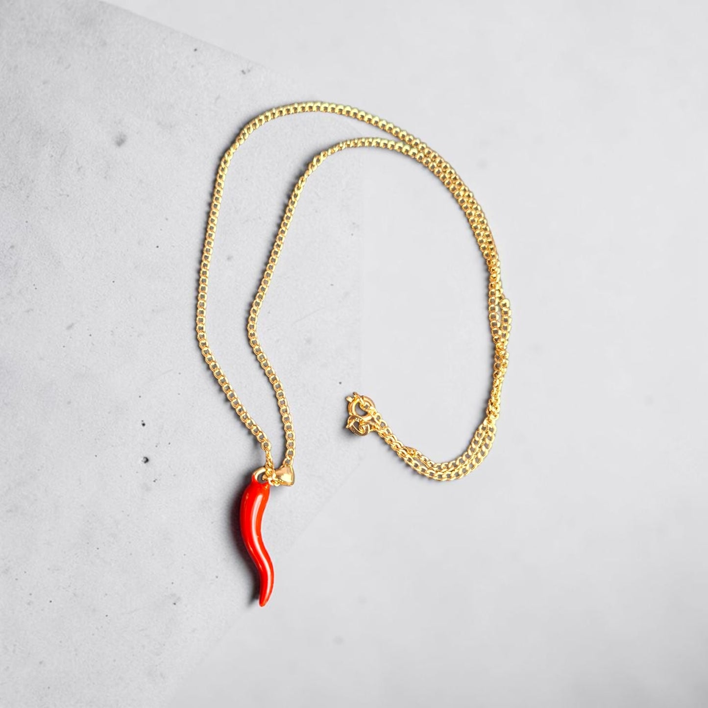 Colgante ají rojo con baño en oro + cadena baño en oro