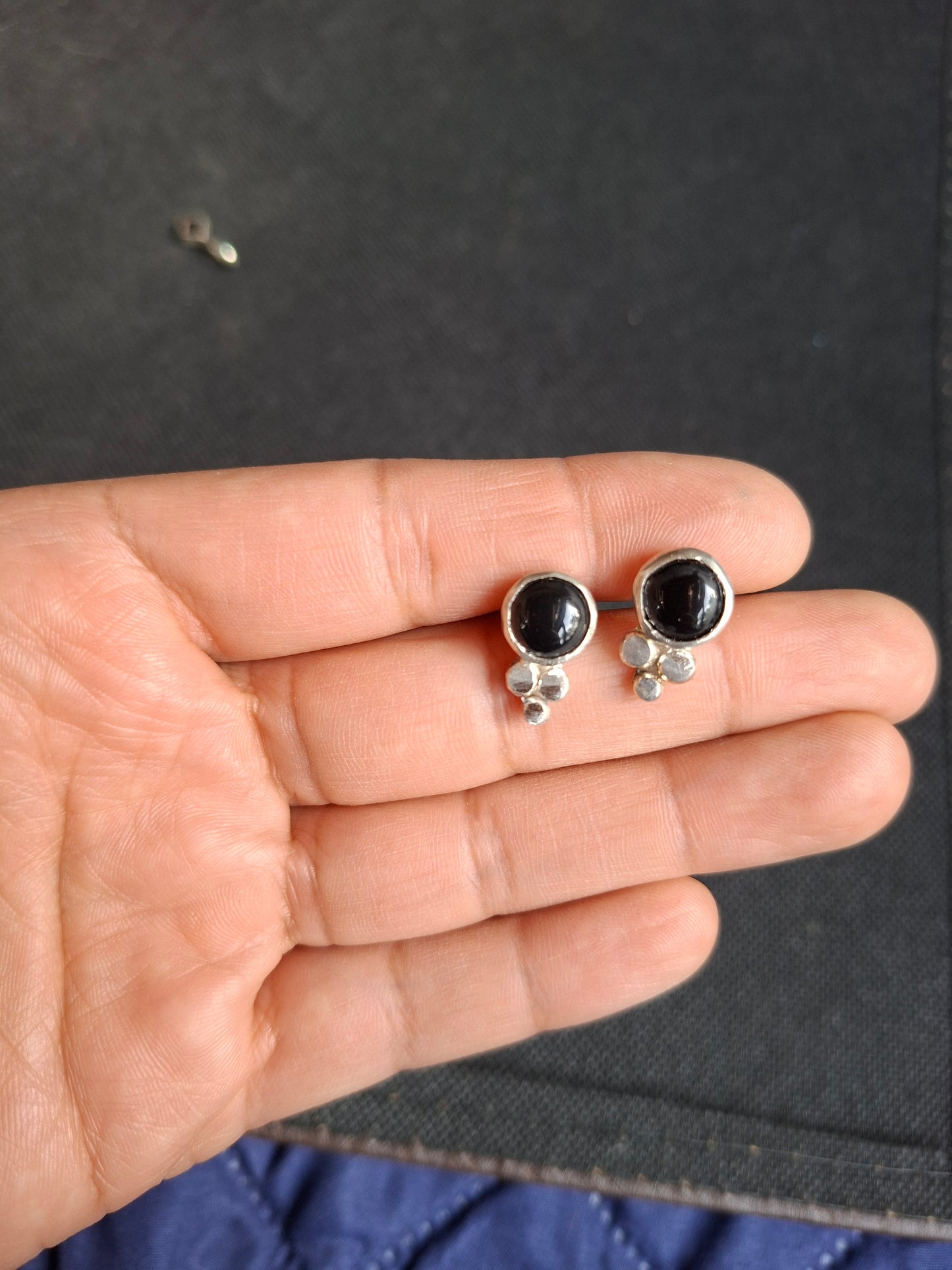 Aros pegados Onix plata 950