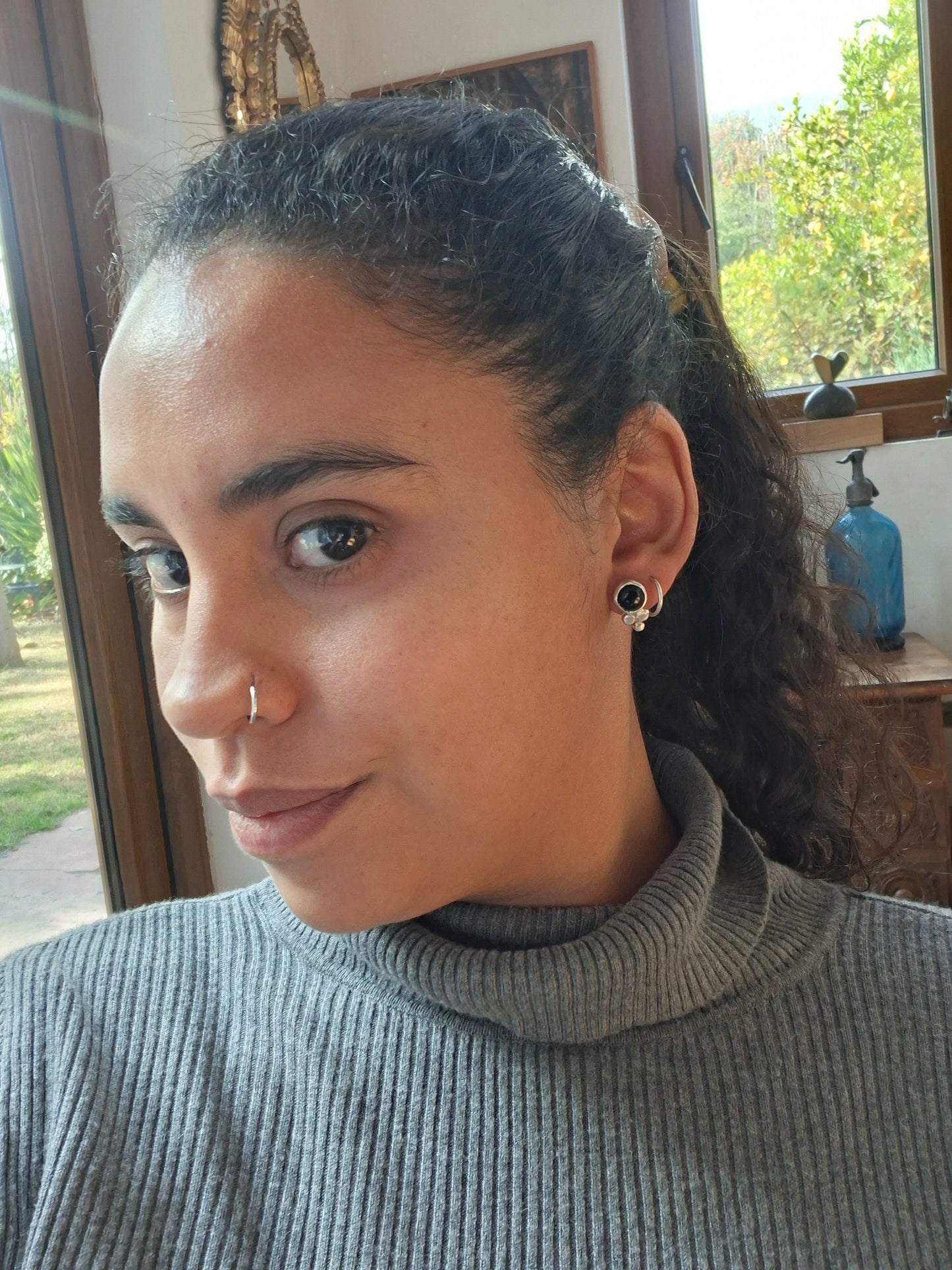 Aros pegados Onix plata 950
