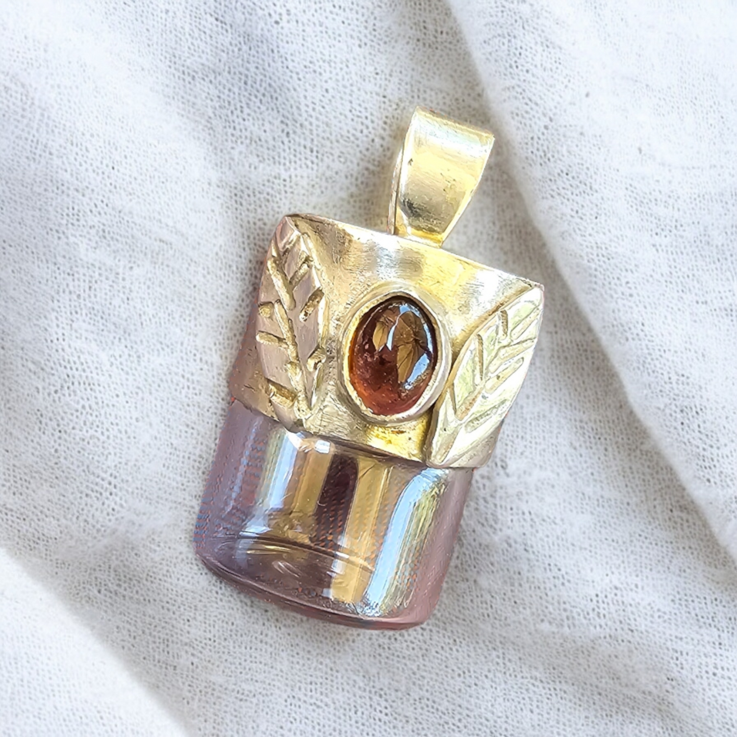 Colgante Botellita de granate y plata 950 con hojitas