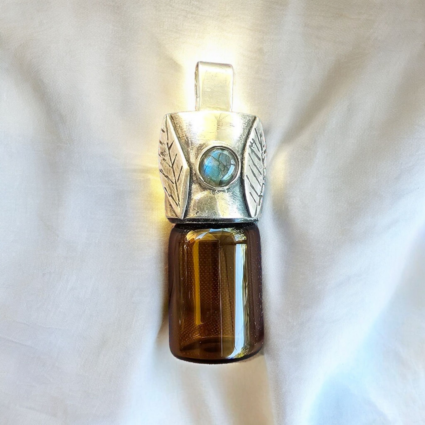 Colgante Botellita de labradorita y plata 950 con hojitas