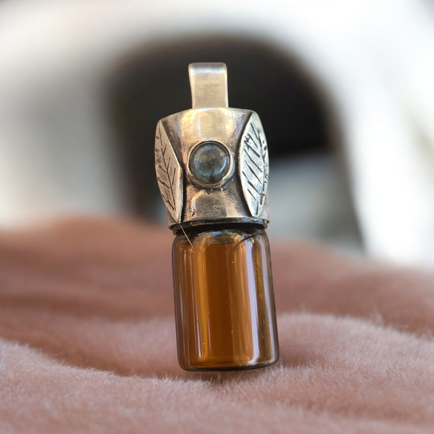 Colgante Botellita de labradorita y plata 950 con hojitas