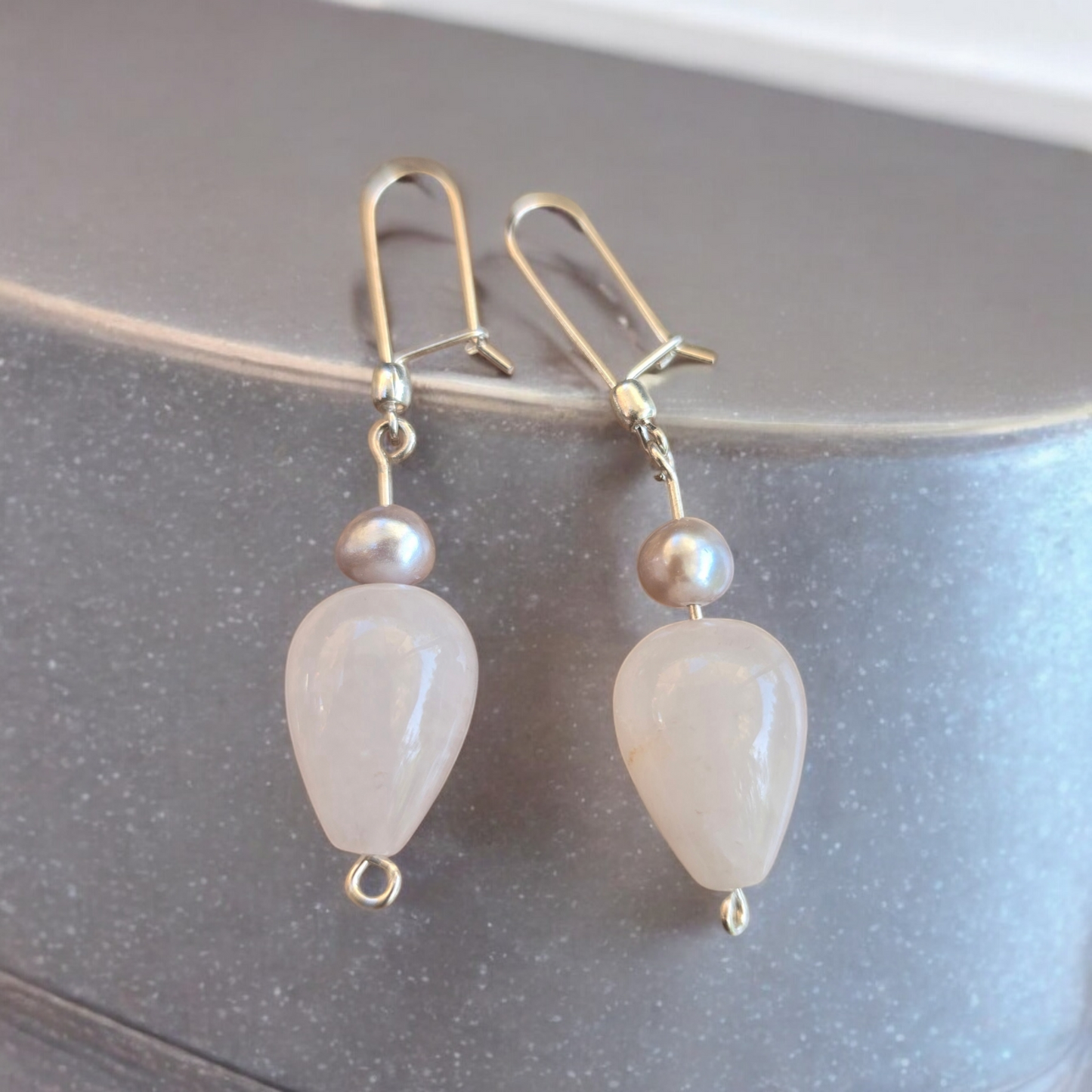 Aros cuarzo pálido gota invertida y perla rosada con plata 950