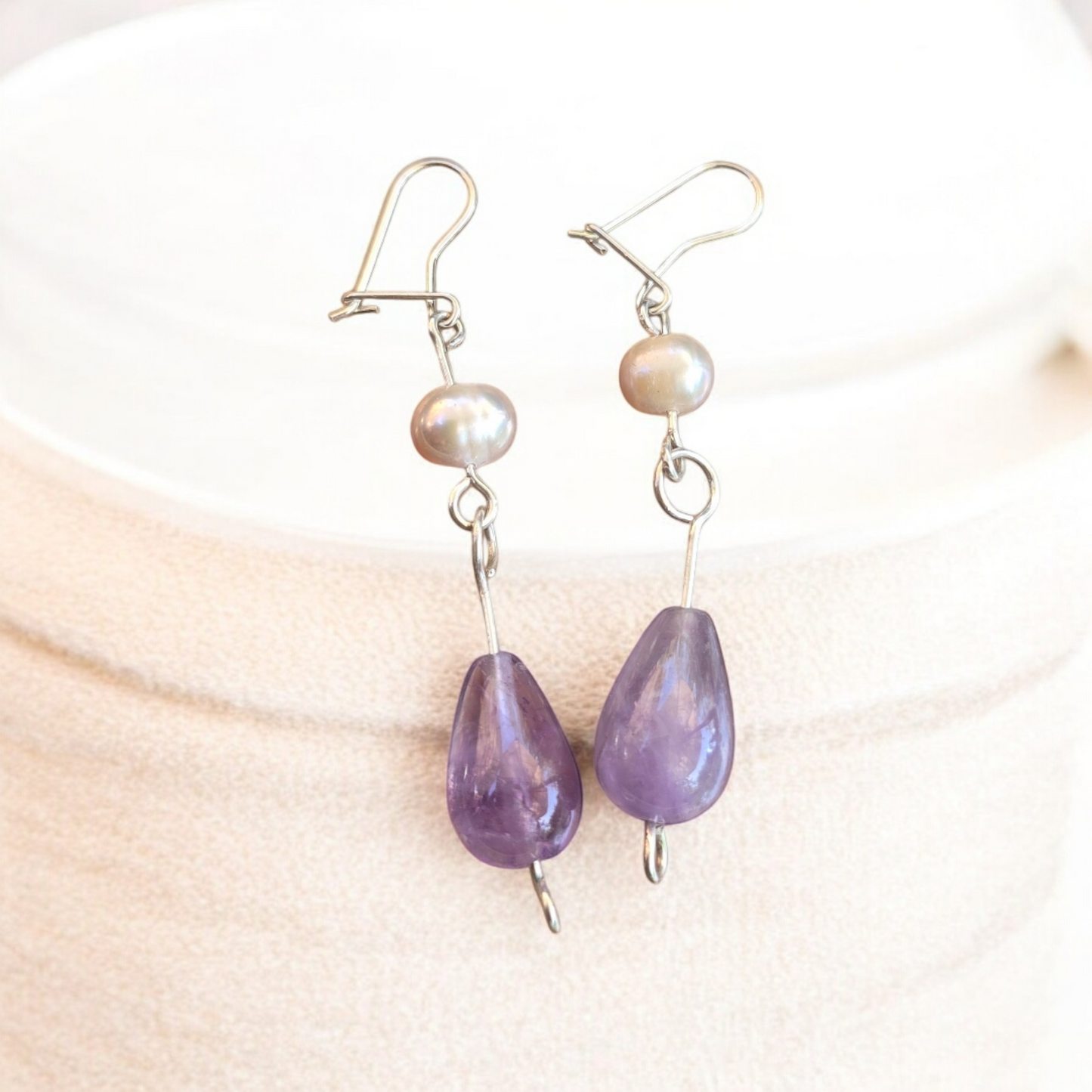 Aros largos de amatista y perla de río plata 950